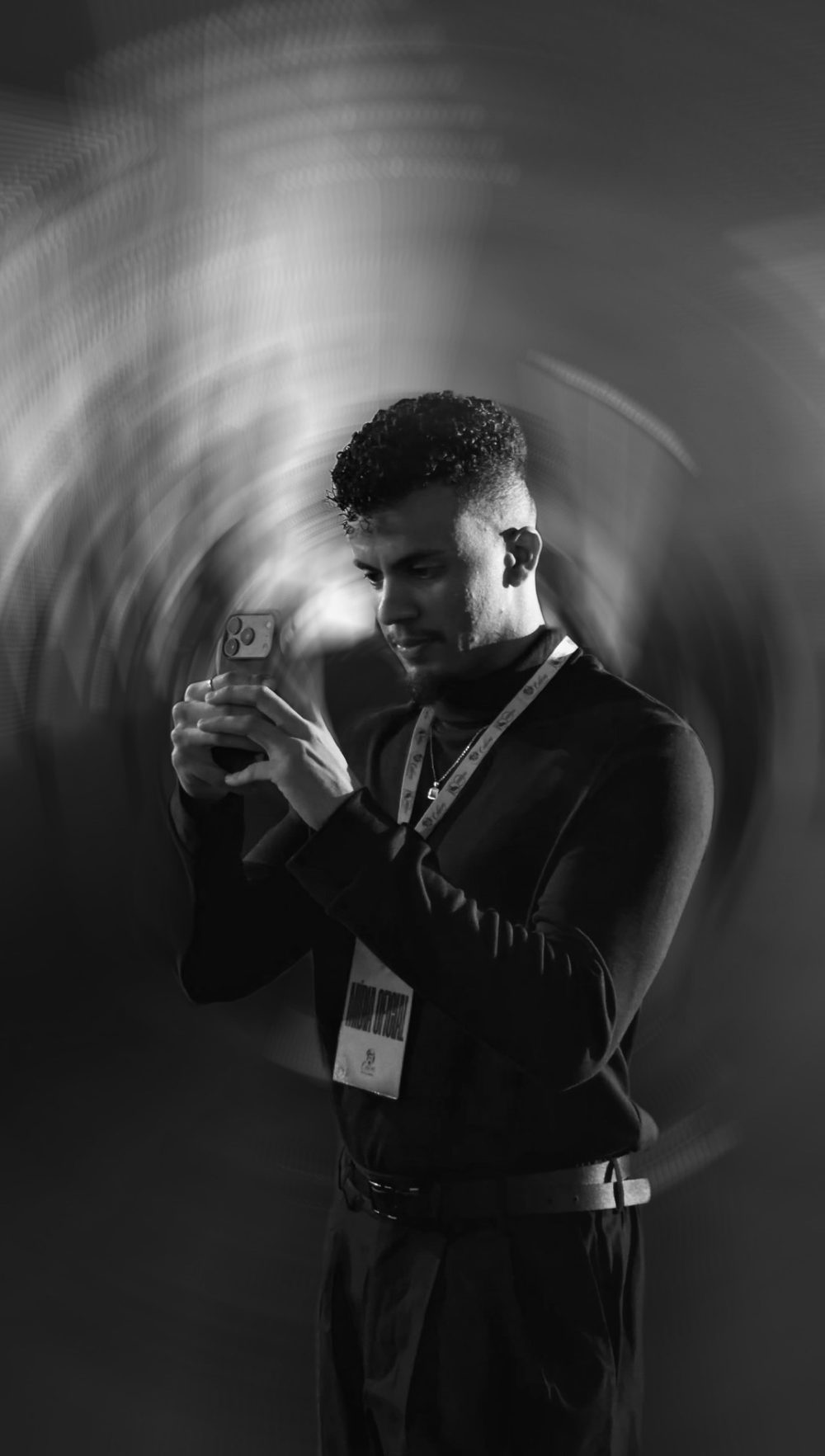 Gabriel Silva filmando com o celular